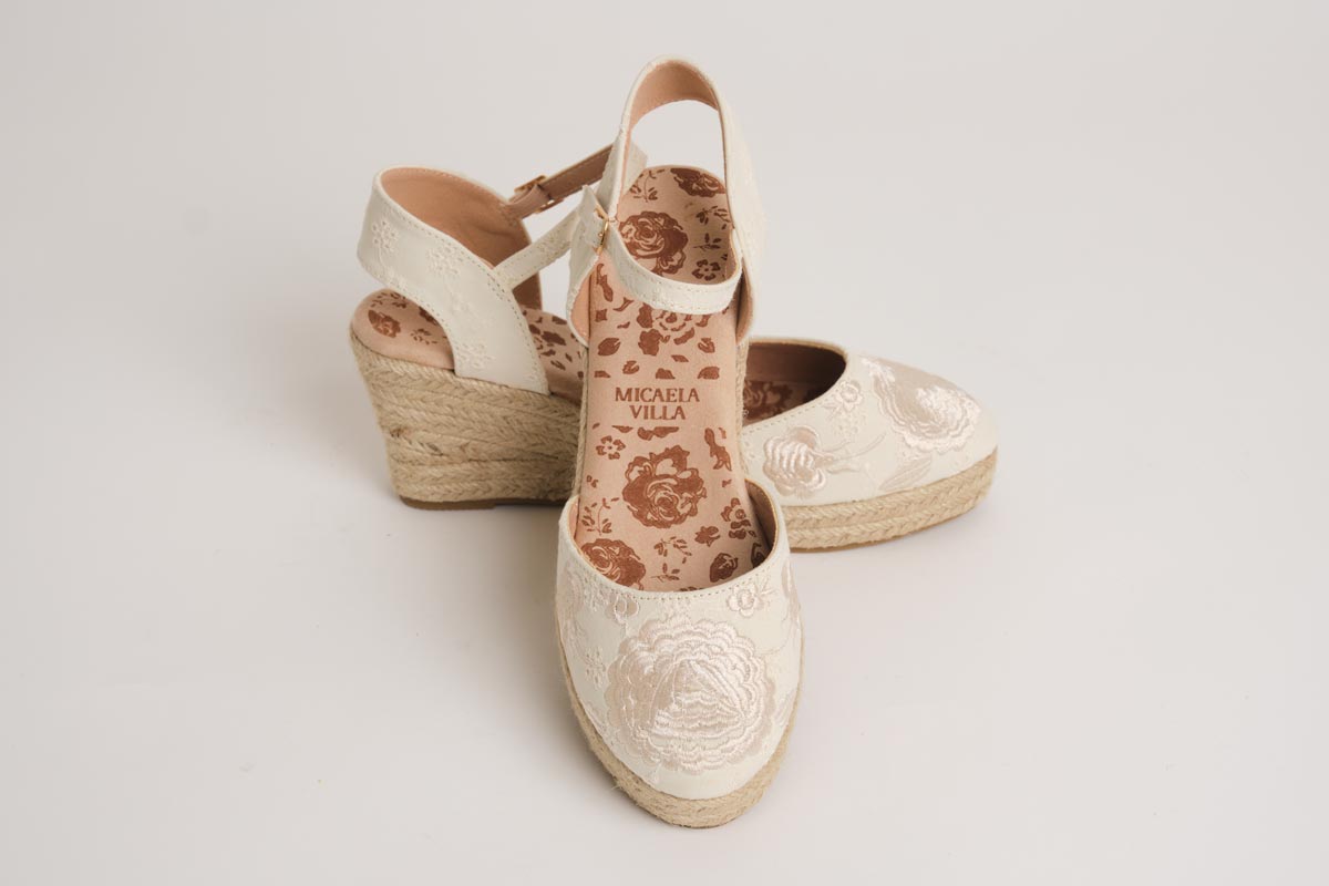 ALPARGATA DE ALGODON PERFORADO BORDADAS BEIGE