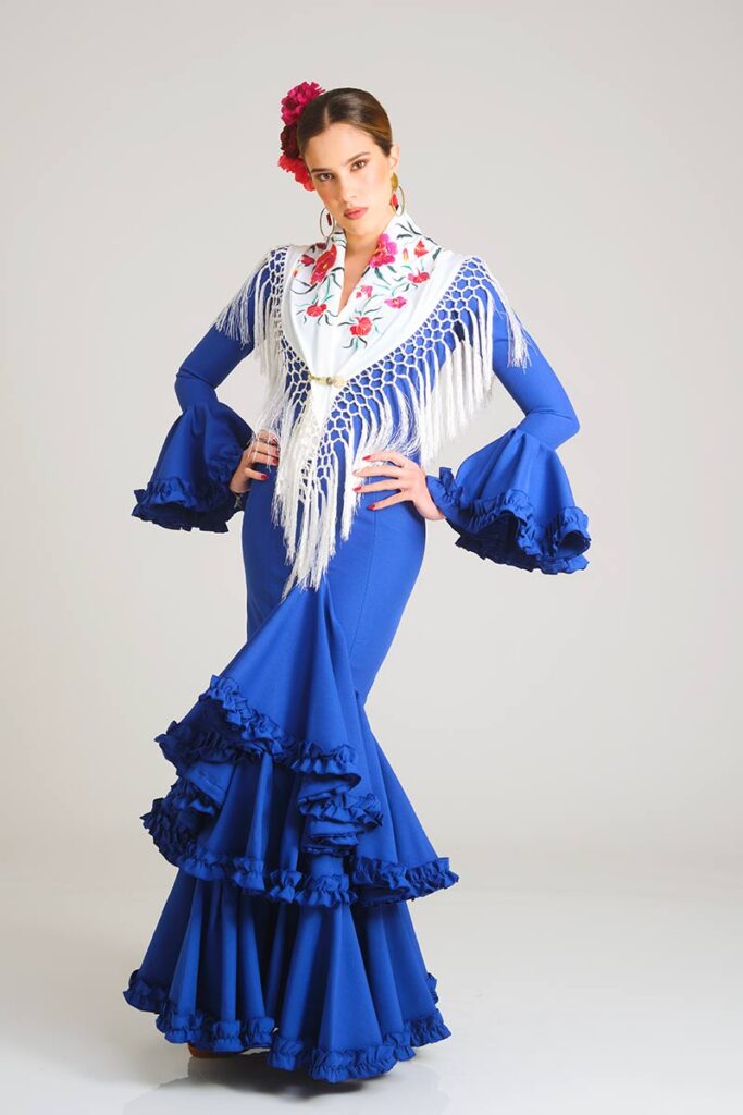 Vestido de flamenca artesanal en un intenso color azul eléctrico, con corte sirena entallado y falda de volantes en cascada