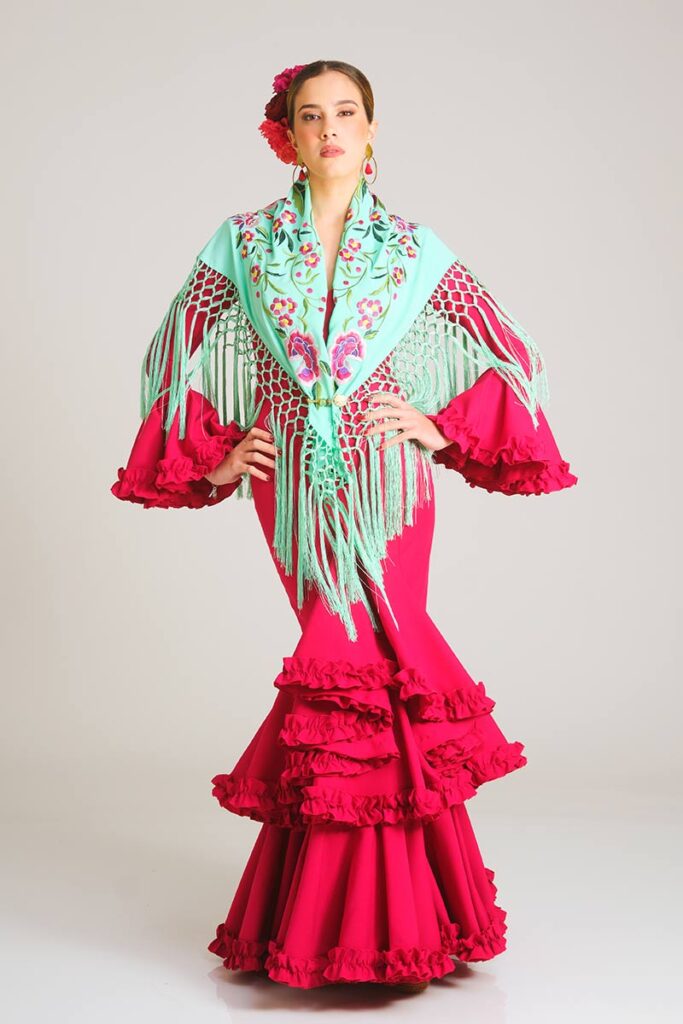 Vestido de flamenca artesanal en color fucsia vibrante con corte sirena y falda de volantes en cascada