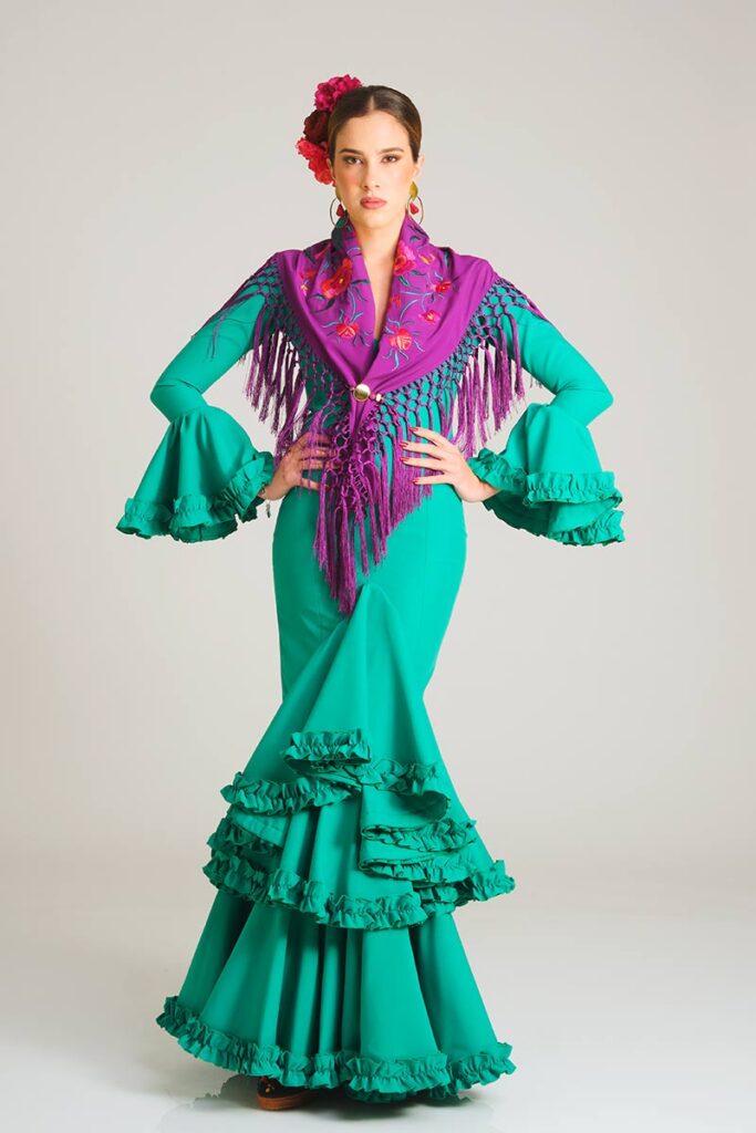 Vestido de flamenca artesanal en color verde esmeralda con corte sirena entallado y falda de volantes estructurados