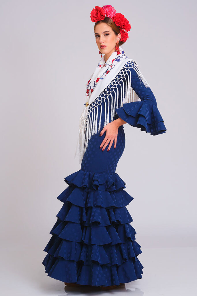 Vestido de flamenca artesanal en tono azul profundo con estampado de lunares, corte sirena y falda de volantes en cascada