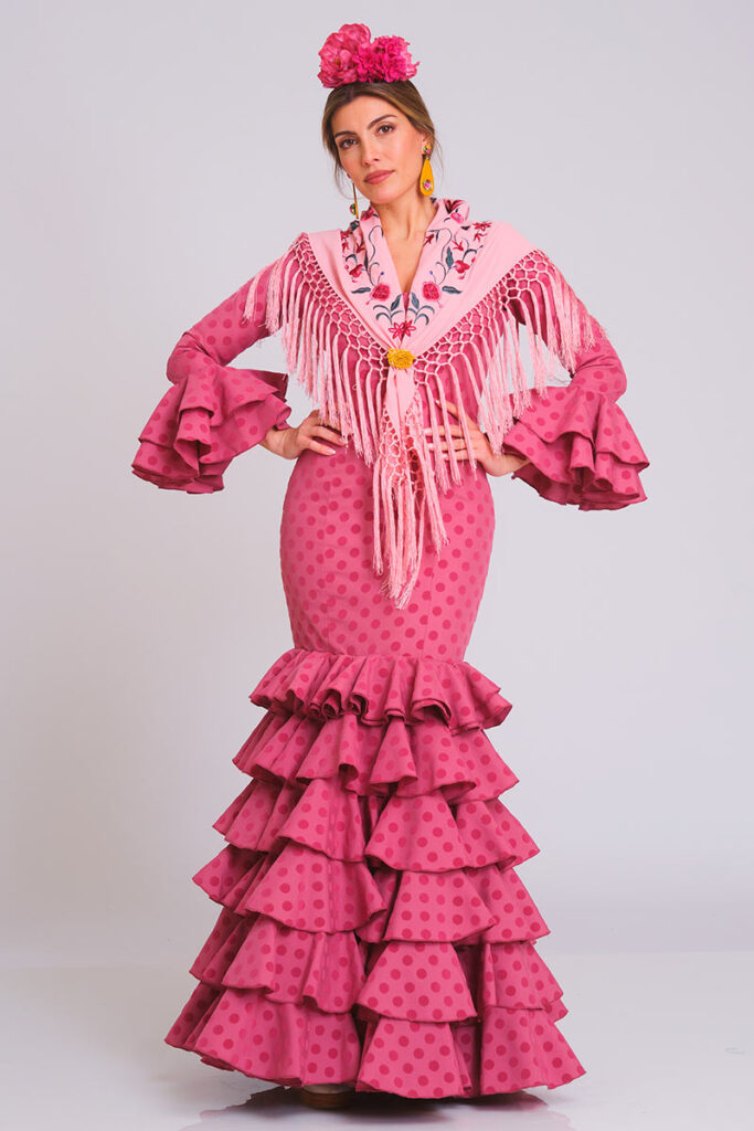 Vestido de flamenca artesanal en color rosa vibrante con estampado de lunares, corte sirena y falda de volantes en cascada de alta costura