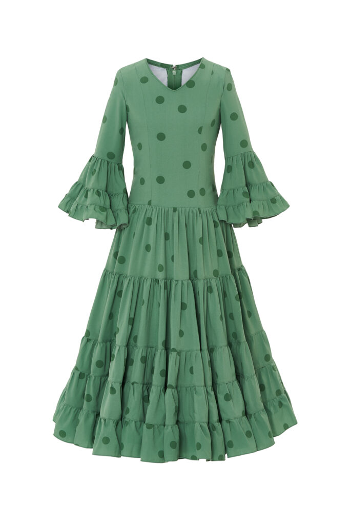 Encantador traje de flamenca infantil en color verde con estampado de lunares, diseñado con cuerpo entallado y falda de volantes escalonados que aportan gran movimiento, ideal para celebraciones y ferias andaluzas