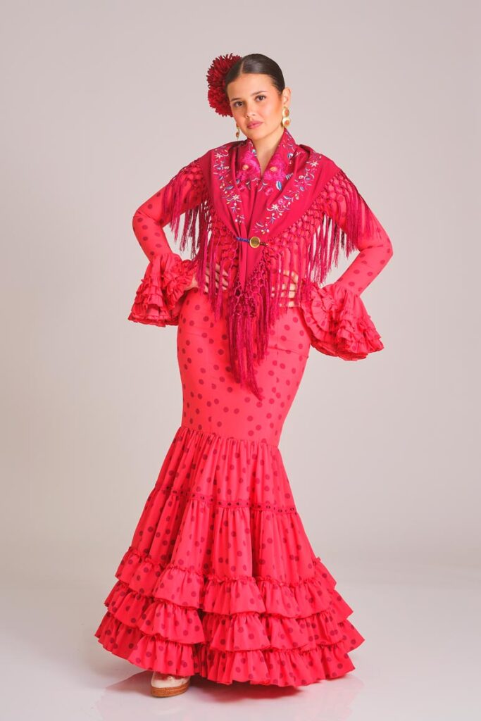 Traje de flamenca rojo con lunares oscuros, diseño de volantes en falda y mangas, incluye mantoncillo bordado a juego para mujer