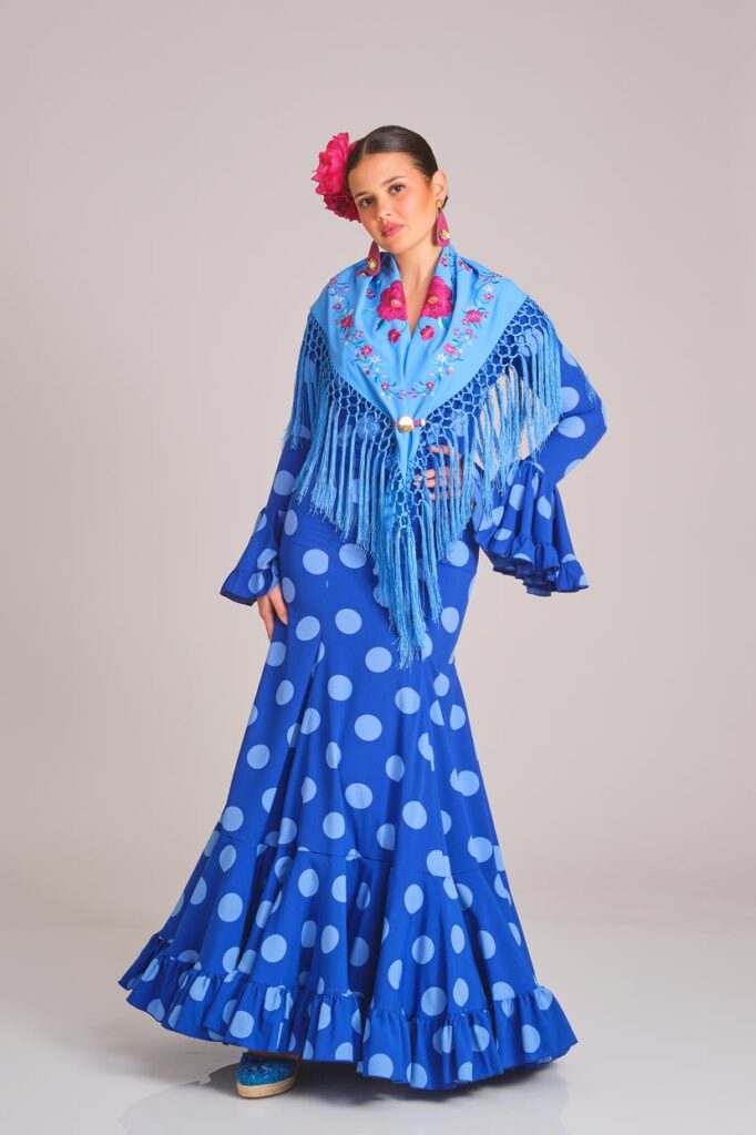Vestido de flamenca azul con lunares, detalle de volantes en mangas y falda, acompañado de mantoncillo bordado a juego para mujer