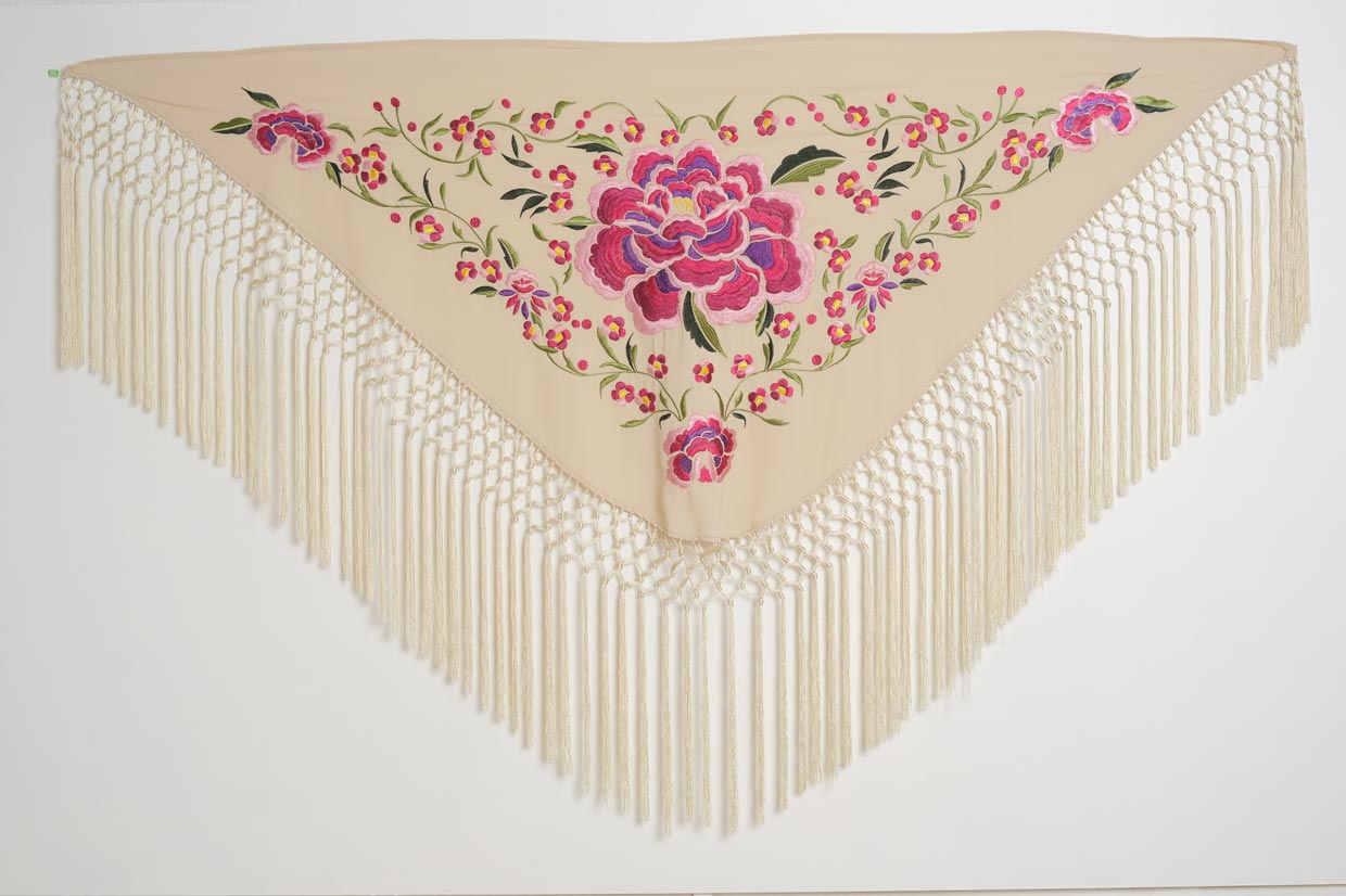 MANTON BORDADO VENUS SEÑORA HUESO