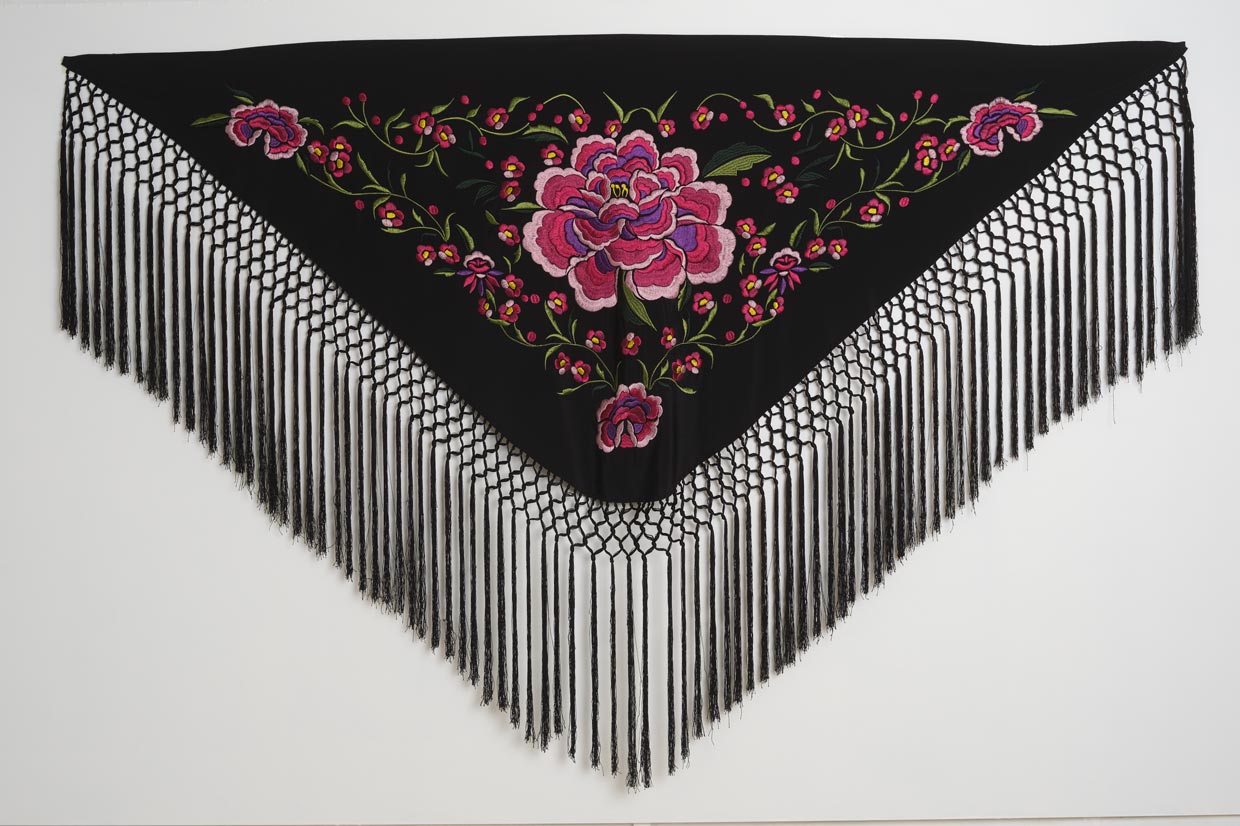 MANTON BORDADO VENUS SEÑORA NEGRO