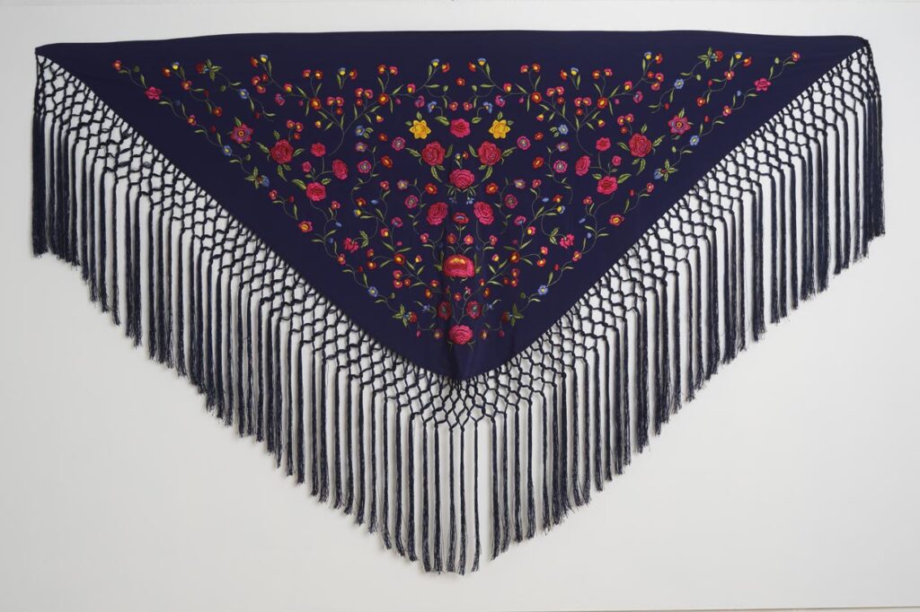 Mantón de Manila azul marino con bordado floral multicolor y flecos largos para traje de flamenca