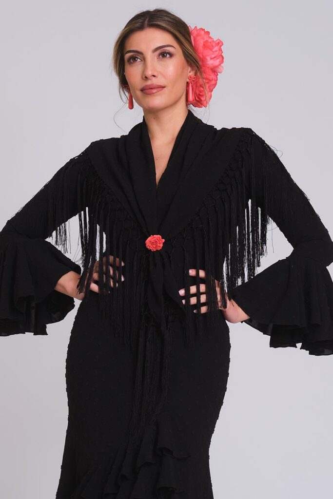 Vestido de flamenca negro de plumeti con relieve, mangas de volantes múltiples y mantoncillo de flecos largos negro azabache.