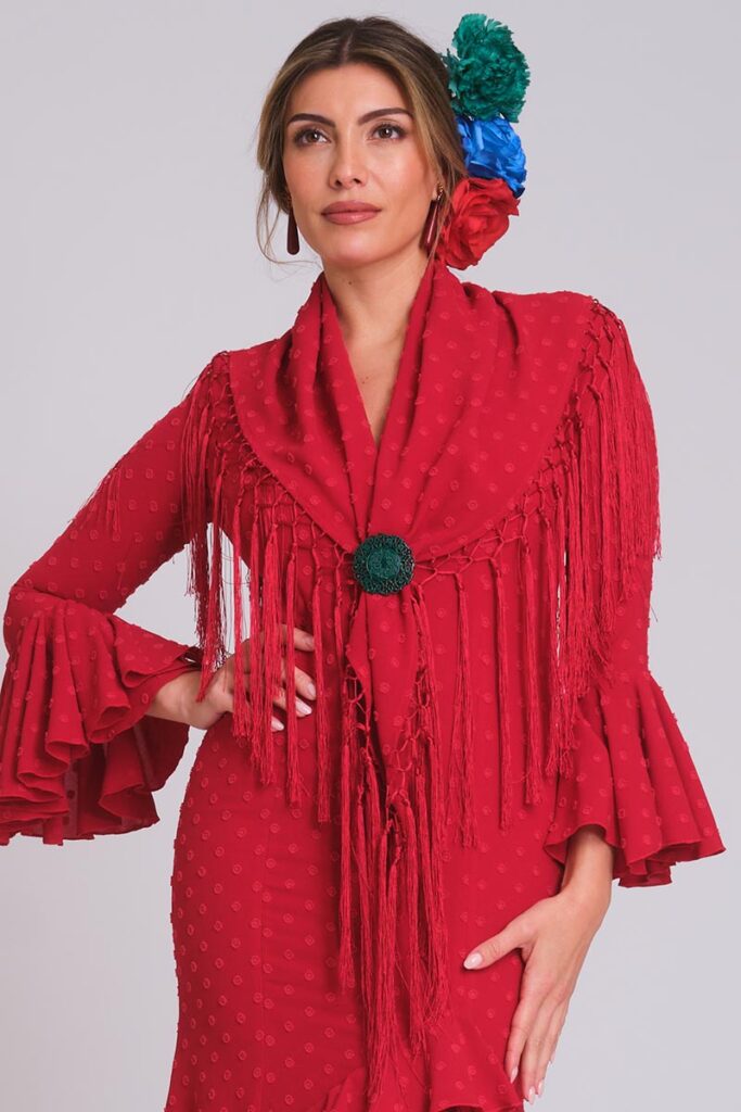 Vestido de flamenca rojo guinda de plumeti con relieve, mangas de volantes múltiples y mantoncillo de flecos largos a juego.