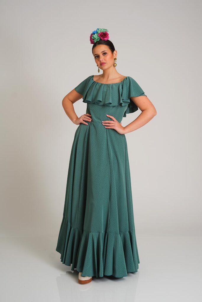 Vestido de romería verde empolvado con escote de volante y falda larga para estilo andaluz