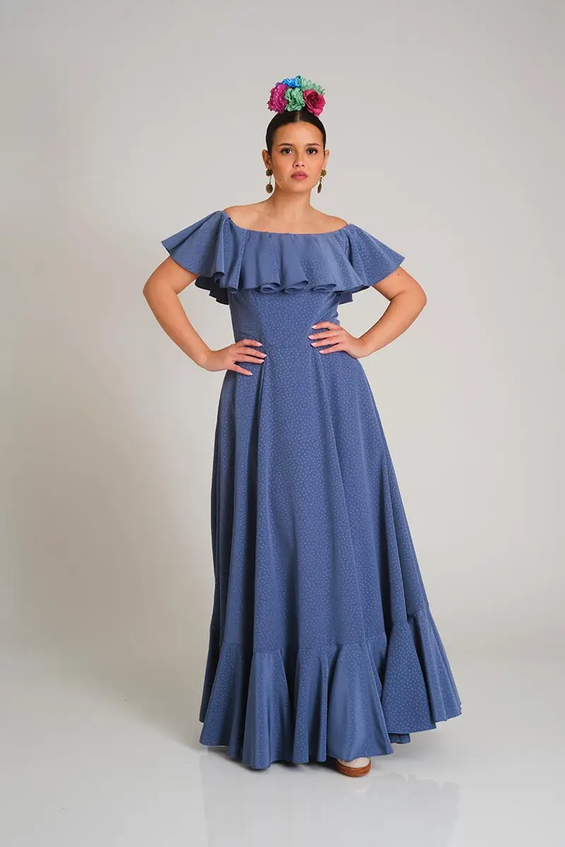 Vestido de romería azul empolvado con escote bardot, volante y falda larga de estilo andaluz