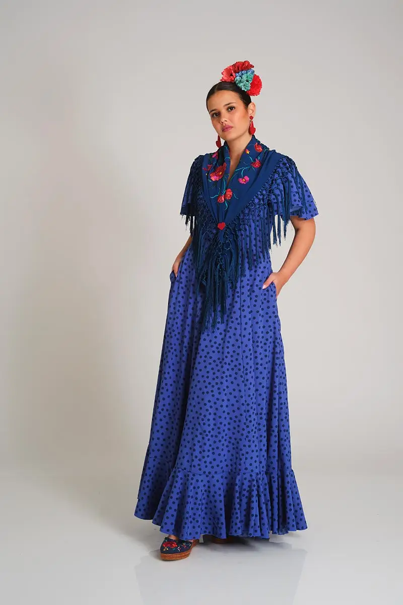 Traje de flamenca azul con lunares y mantoncillo marino bordado para Feria de Abril