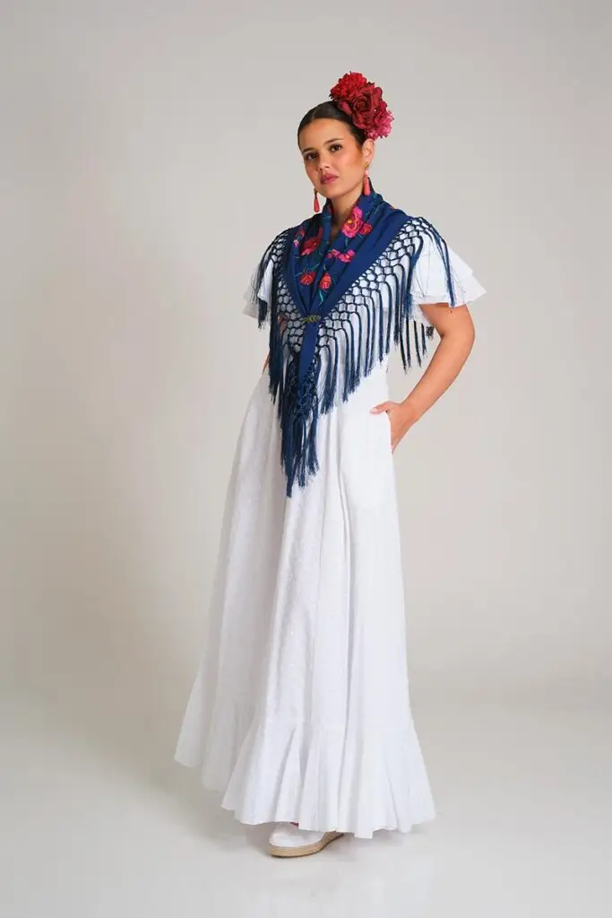 Vestido de romería blanco con mantoncillo azul marino bordado y flecos para estilo andaluz
