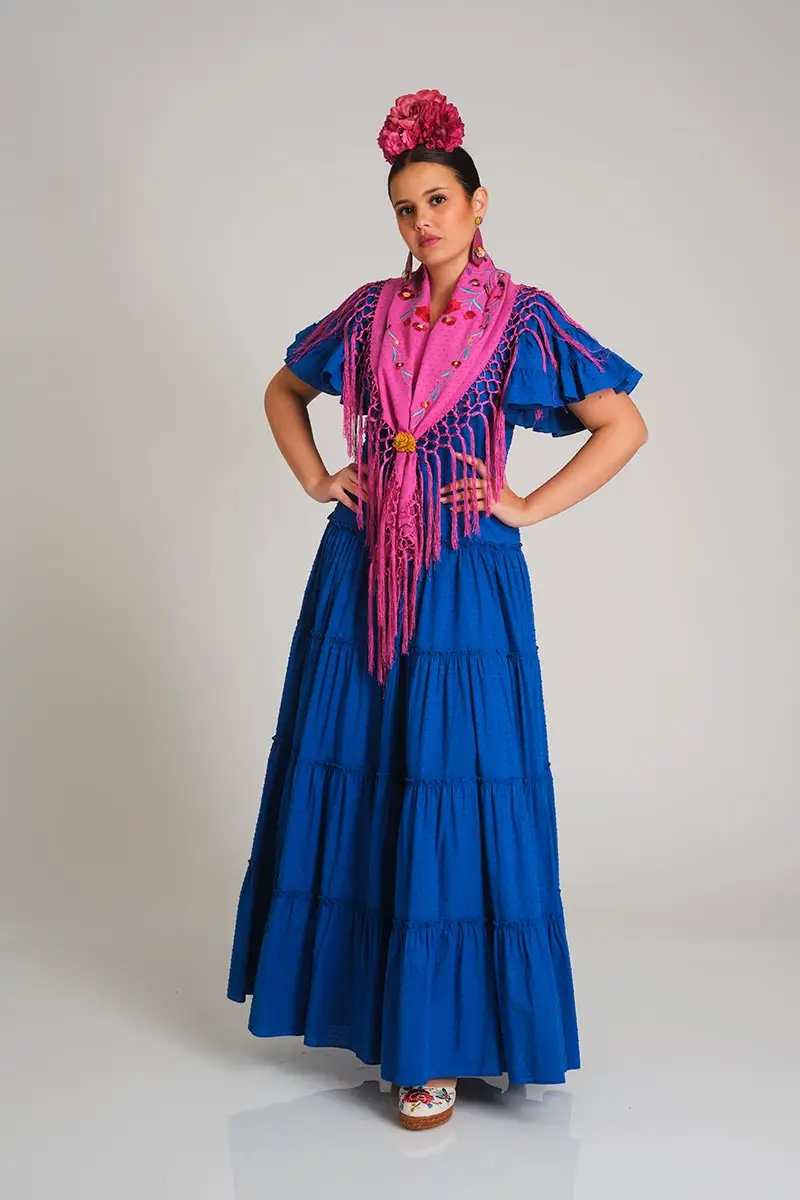 Vestido de romería azul con mantoncillo rosa bordado y flecos para estilo andaluz tradicional