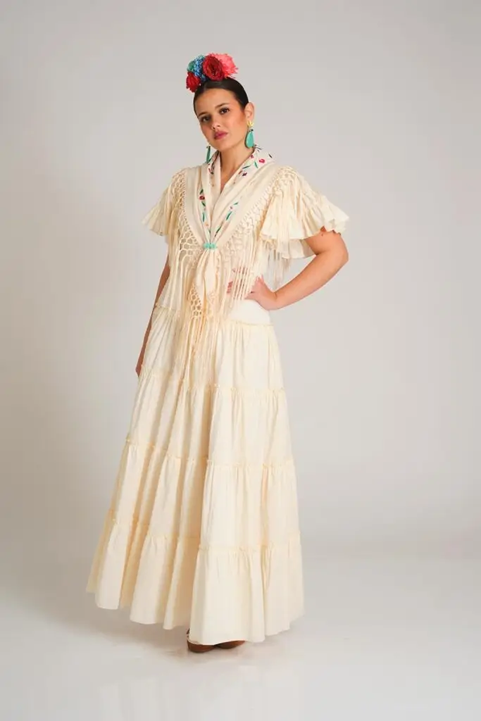 Vestido de romería crudo con mantoncillo bordado y flecos para estilo tradicional andaluz