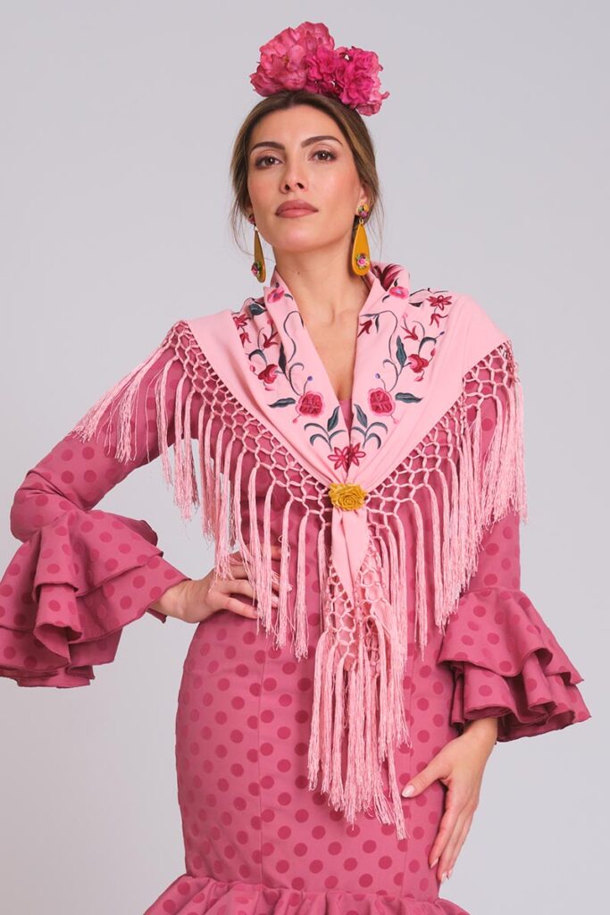 Mantoncillo rosa bordado con flores sobre traje de flamenca rosa de lunares para feria