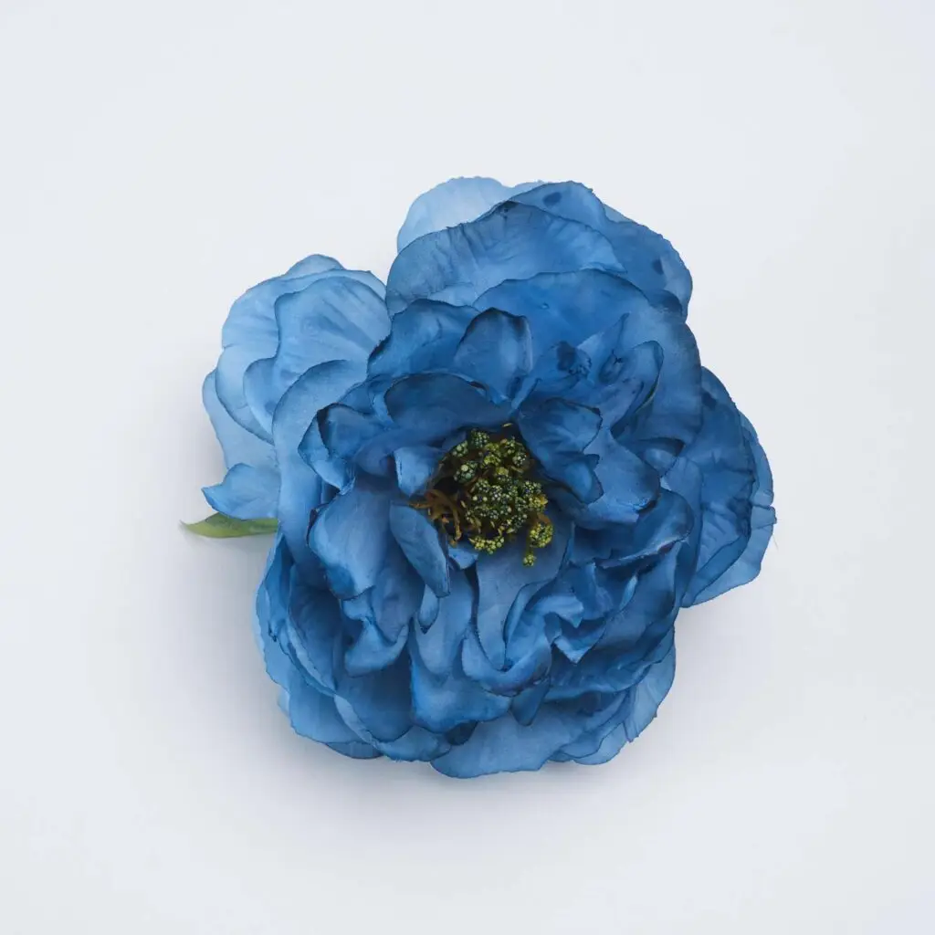 Flor de flamenca azul con estambres para el pelo, complemento de feria y traje de flamenca