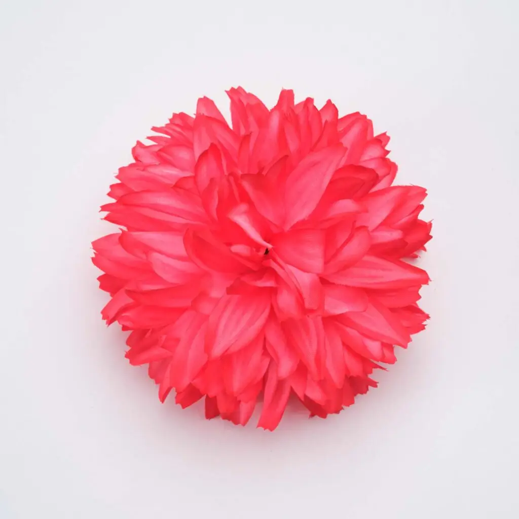 Flor de flamenca coral intenso para peinados de moda flamenca