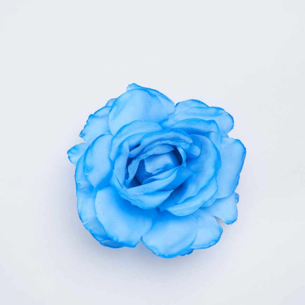 Flor de flamenca azul claro tipo rosa para peinados de moda flamenca