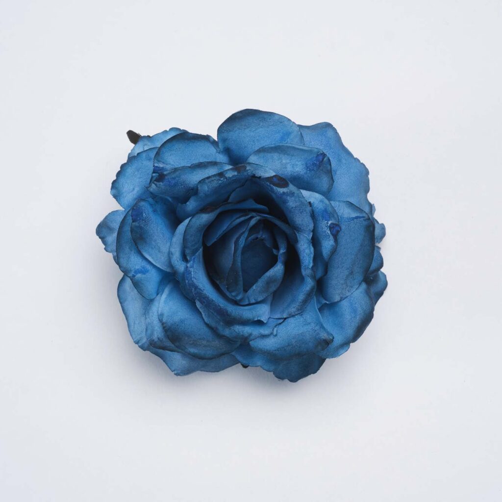 Flor de flamenca azul tipo rosa para peinados de moda flamenca