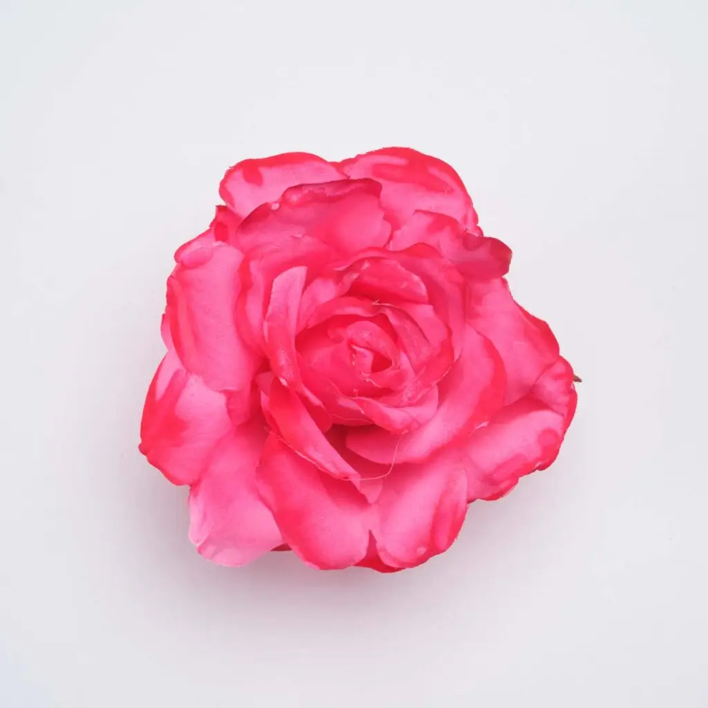 Flor de flamenca rosa fucsia tipo rosa para peinados de moda flamenca