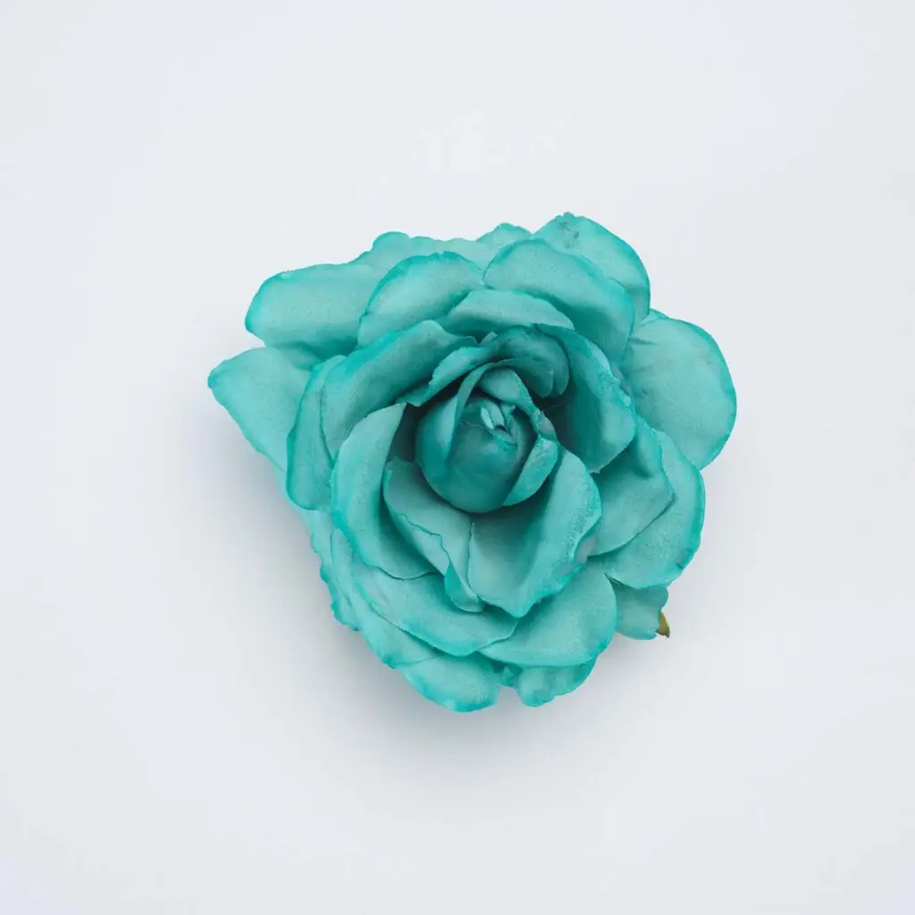 Flor de flamenca turquesa tipo rosa para peinados de moda flamenca