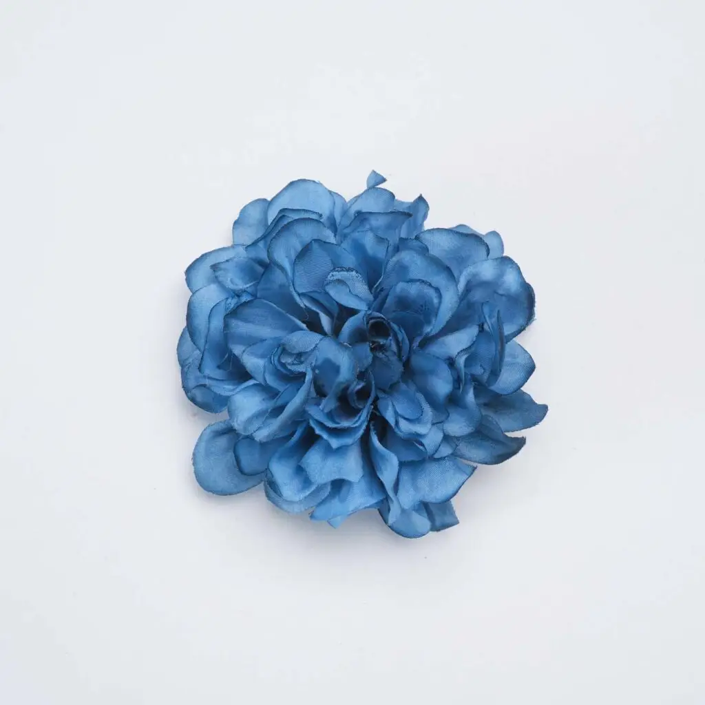 Flor de flamenca azul para peinados de moda flamenca
