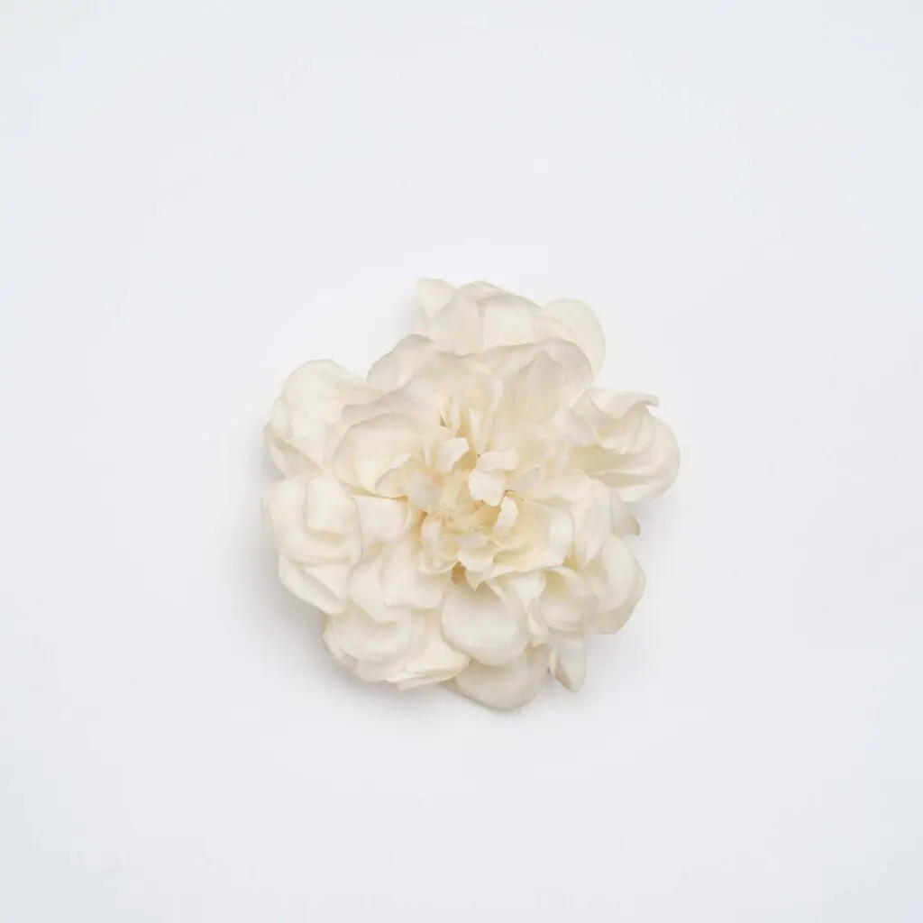 Flor de flamenca beige para peinados de moda flamenca