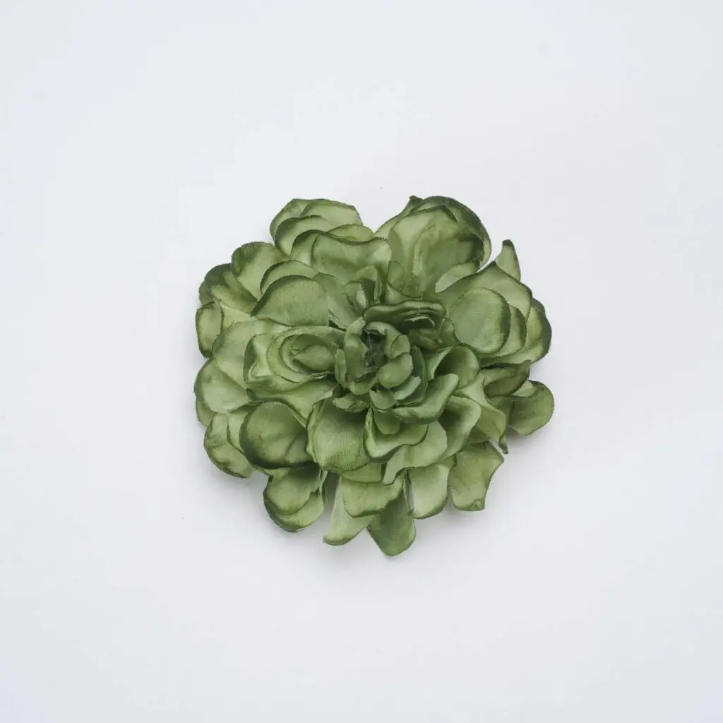 Flor de flamenca verde oliva para peinados de moda flamenca