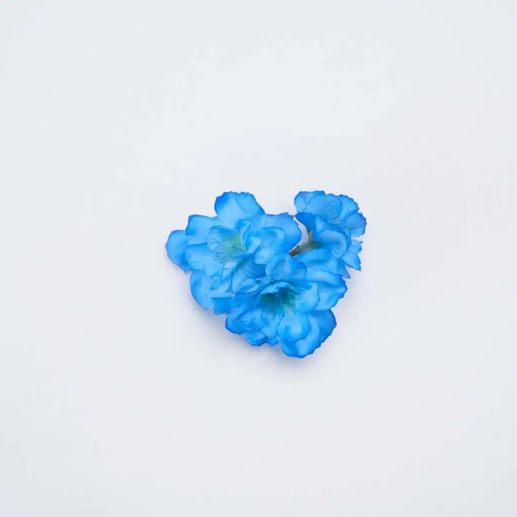 Flores de flamenca azul eléctrico para peinados de moda flamenca
