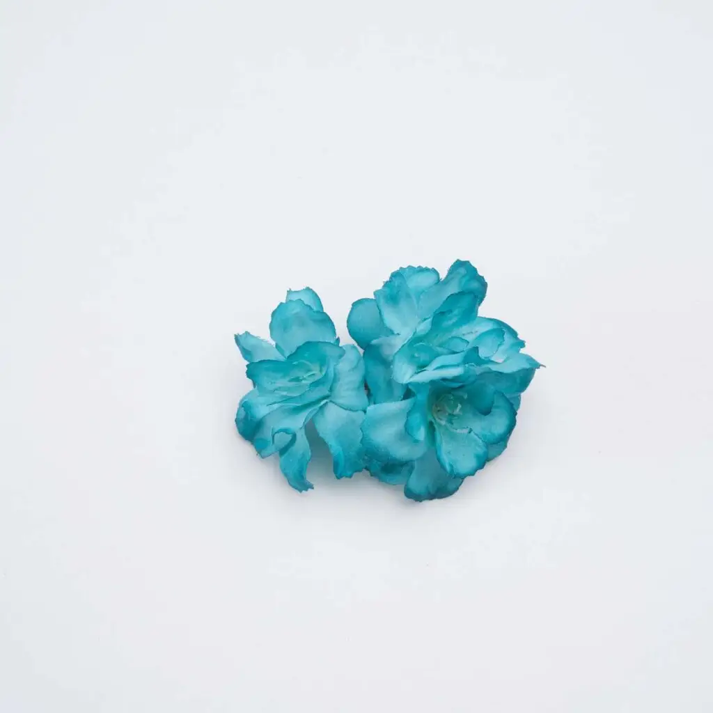 Flores de flamenca turquesa para peinados de moda flamenca