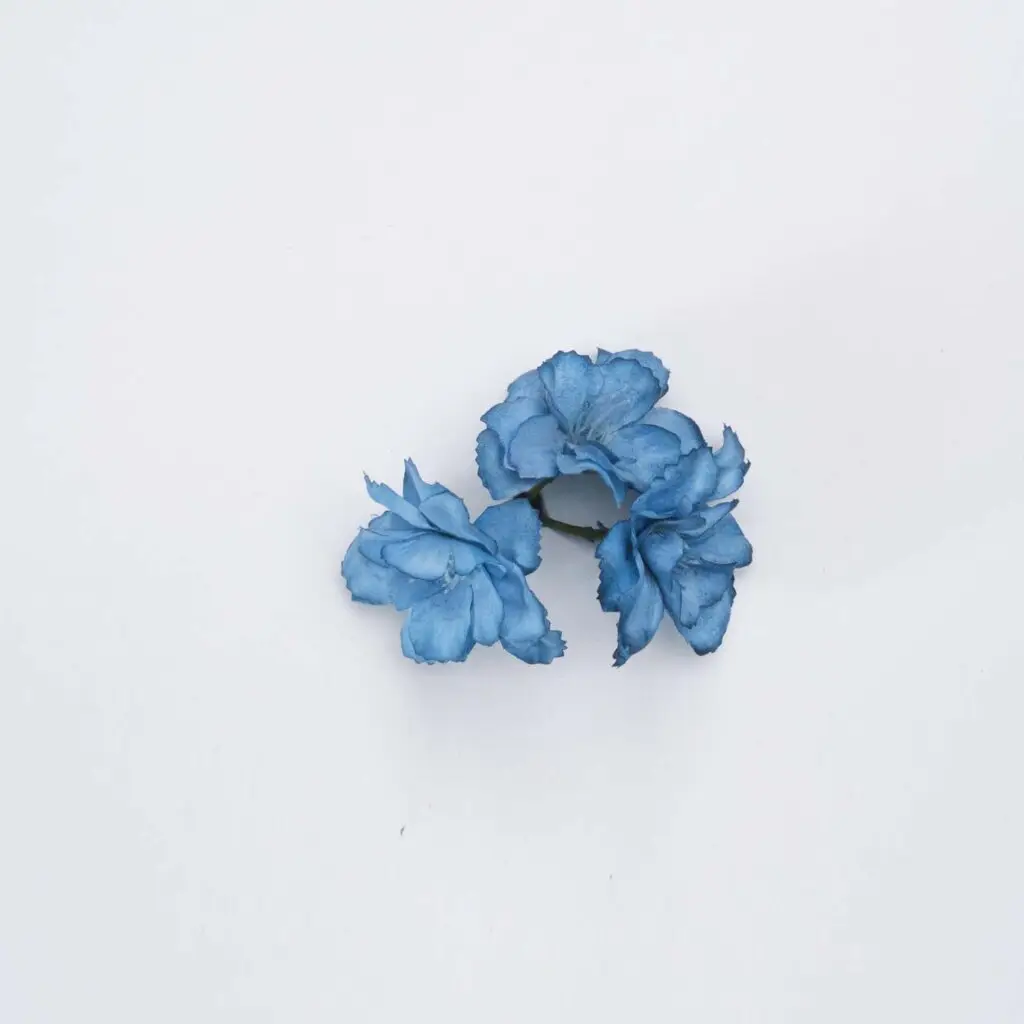 Flores de flamenca azul claro para peinados de moda flamenca