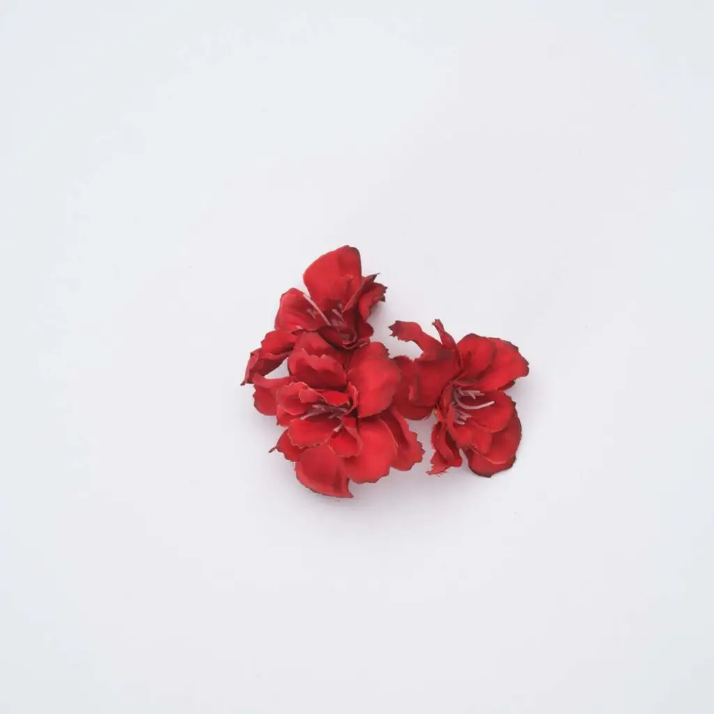 Flores de flamenca rojas para peinados de moda flamenca