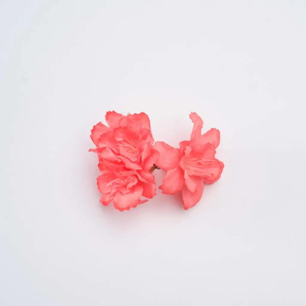 Flores de flamenca coral para peinados de moda flamenca