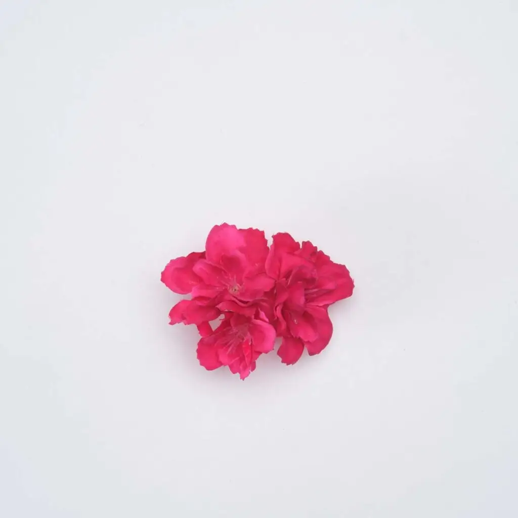 Flores de flamenca fucsias para peinados de moda flamenca