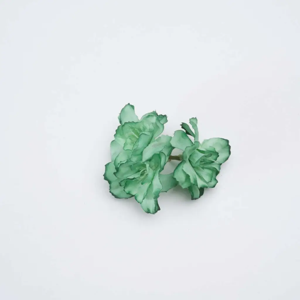 Flores de flamenca verde agua para peinados de moda flamenca