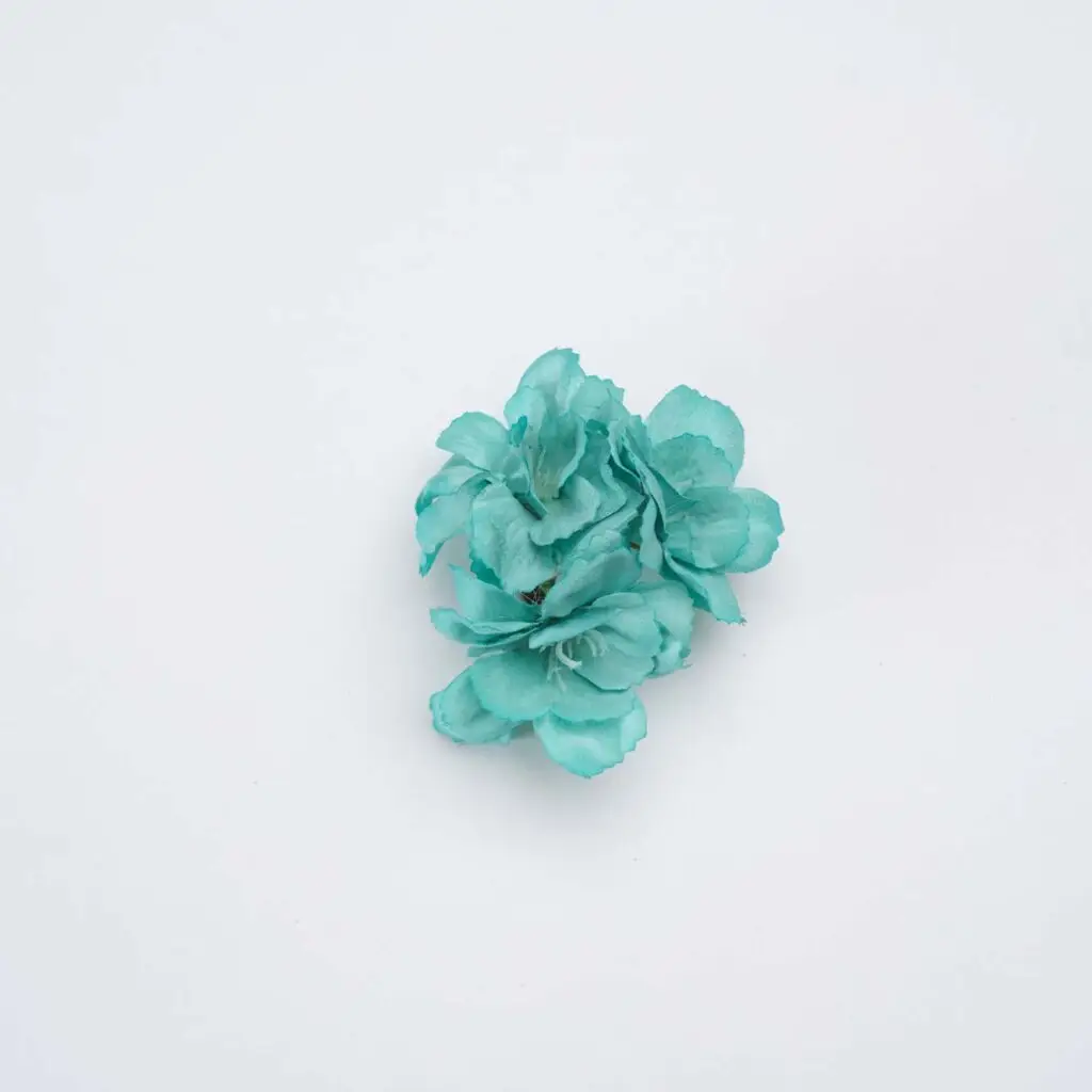 Flores de flamenca turquesa para peinados de moda flamenca