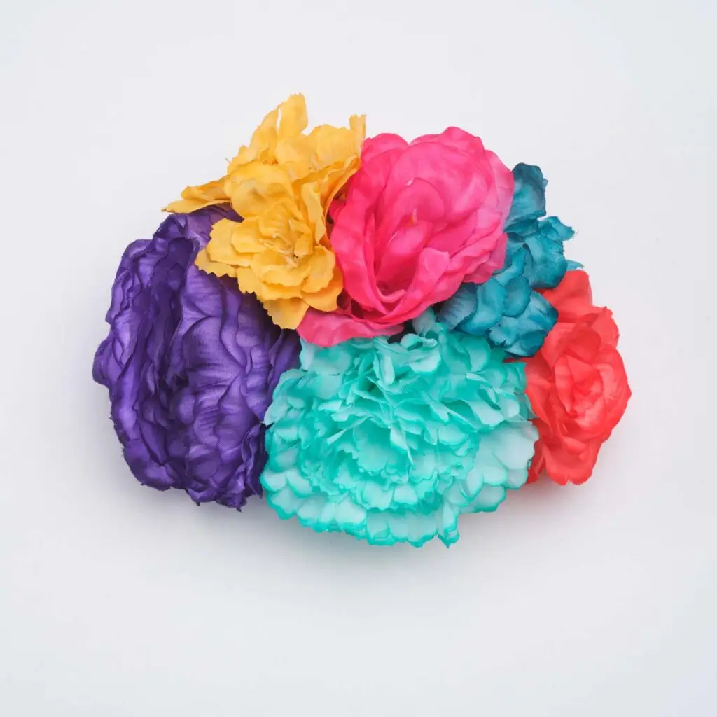 Flores de flamenca multicolor en tonos morado, amarillo, rosa y turquesa para peinados de moda flamenca