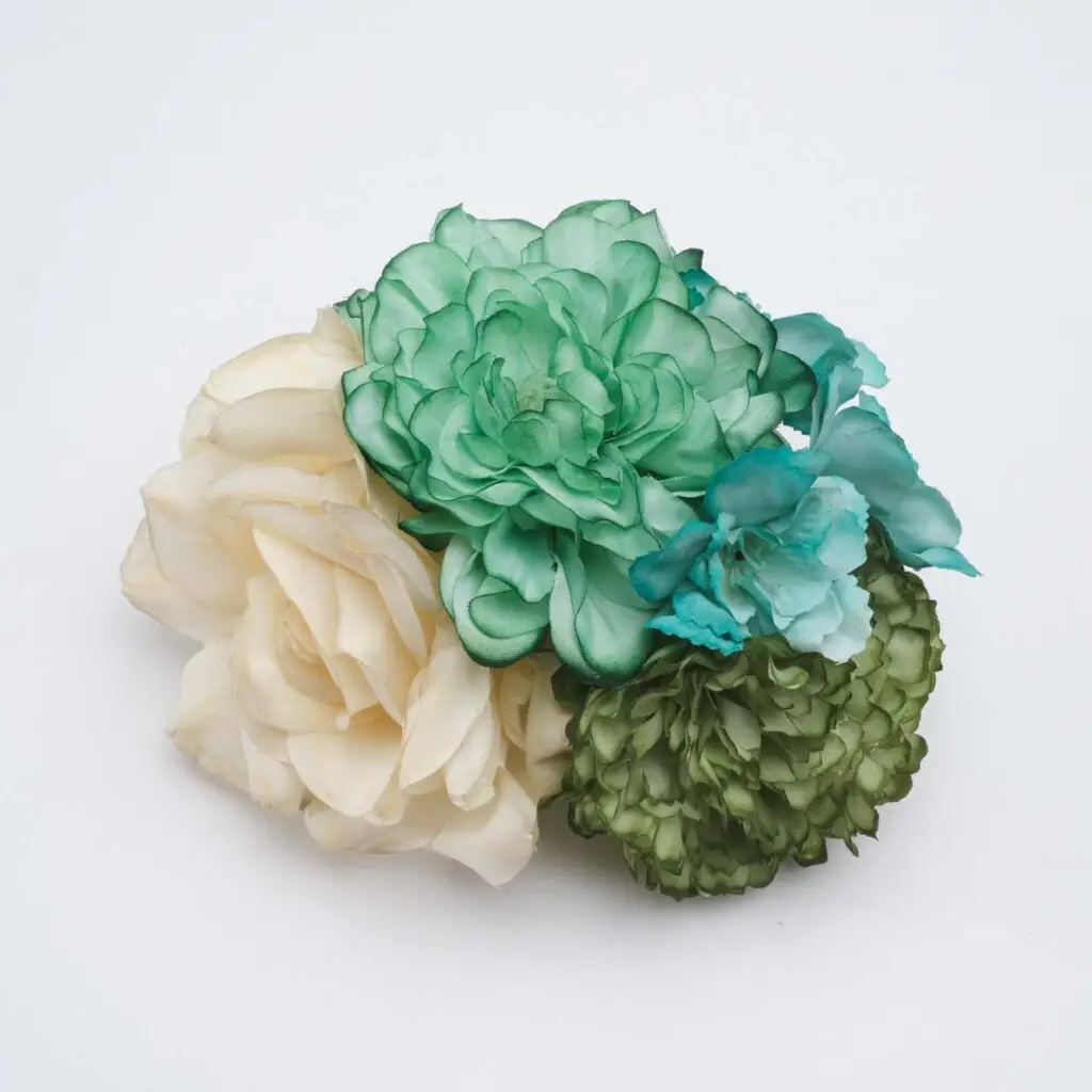 Flores de flamenca en tonos verde agua, beige y azul para peinados de moda flamenca