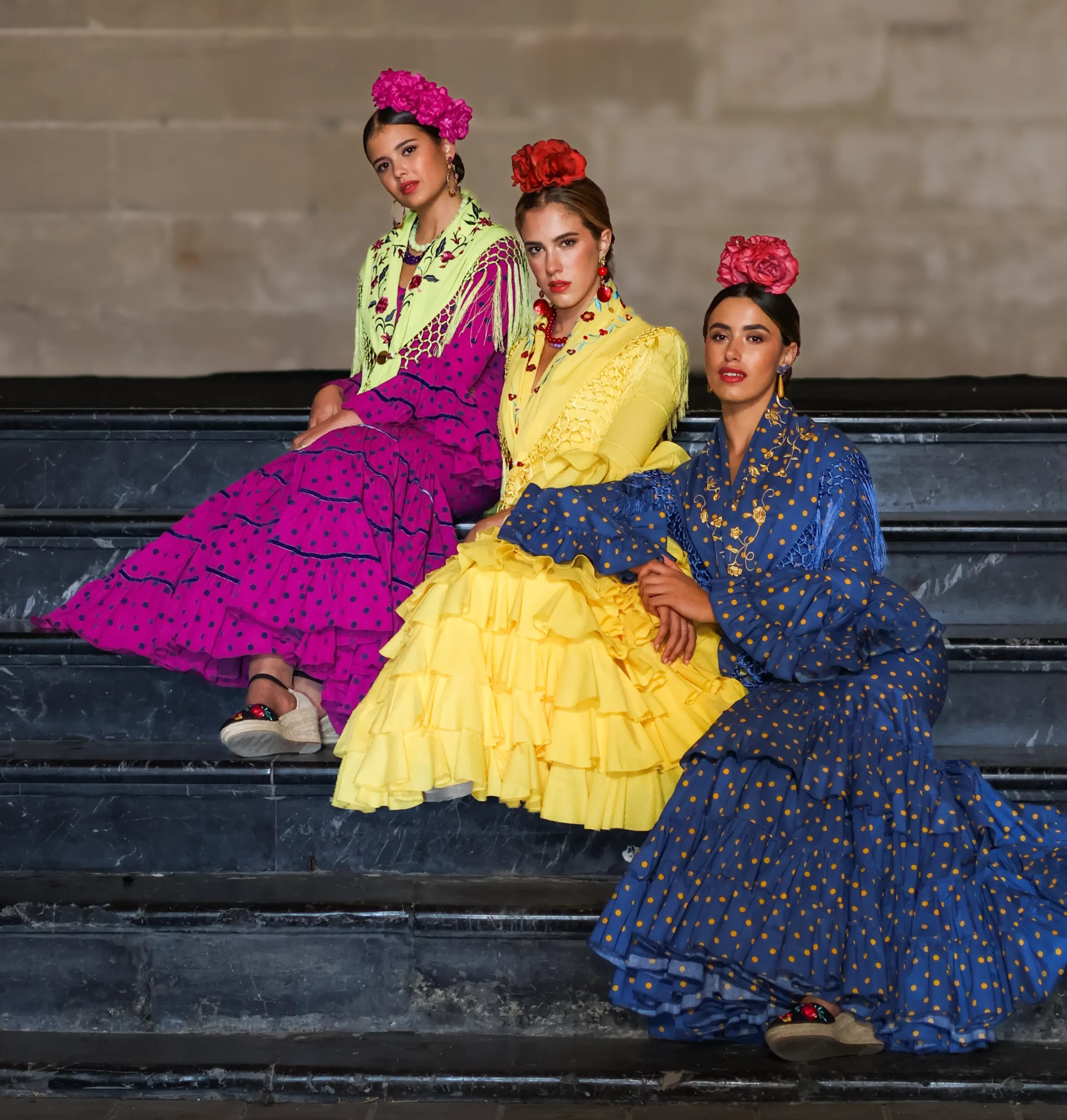 trajes de flamenca en colores tendencia 2026 como amarillo, azul y fucsia en modelos de Micaela Villa
