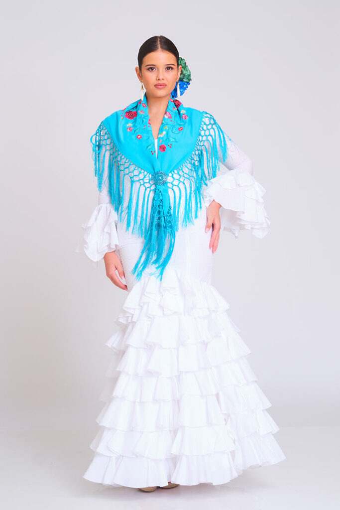 Vestido de flamenca blanco con volantes en cascada y mantoncillo turquesa bordado con flecos largos