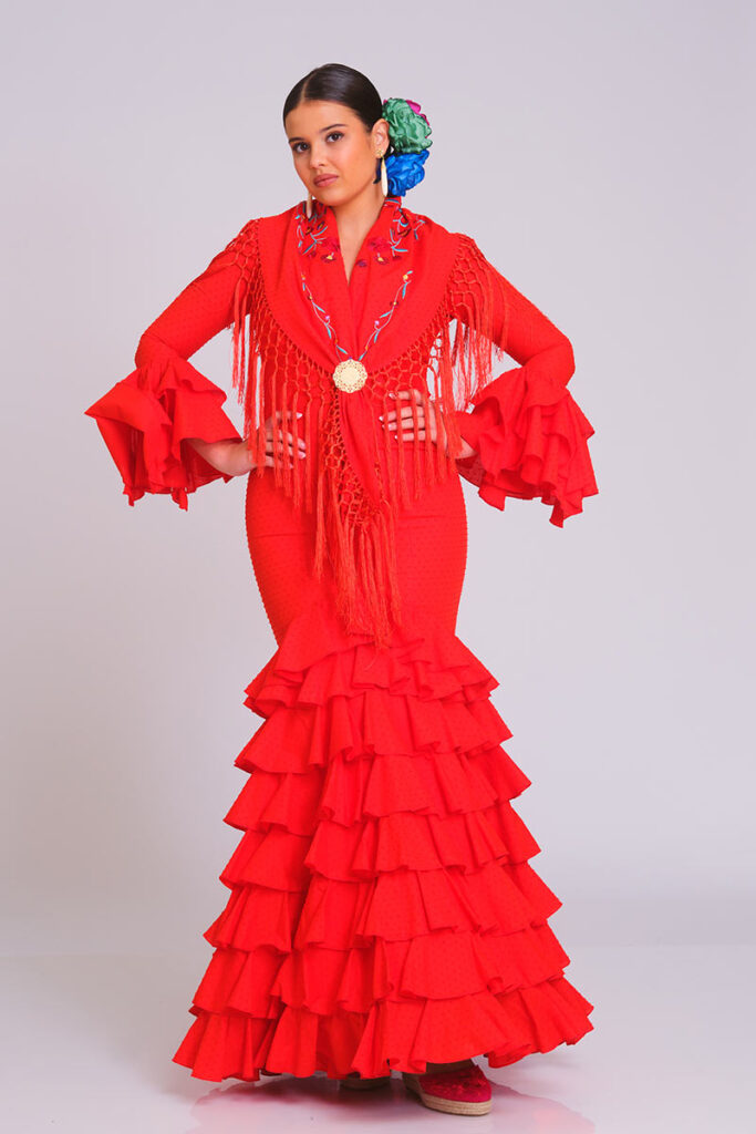 Vestido de flamenca mandarina de corte sirena con volantes, mantoncillo bordado y flecos largos de macramé