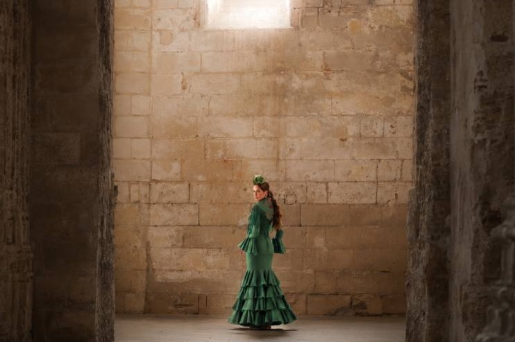 Tendencias en moda flamenca 2027 con colores intensos y talles a la cadera